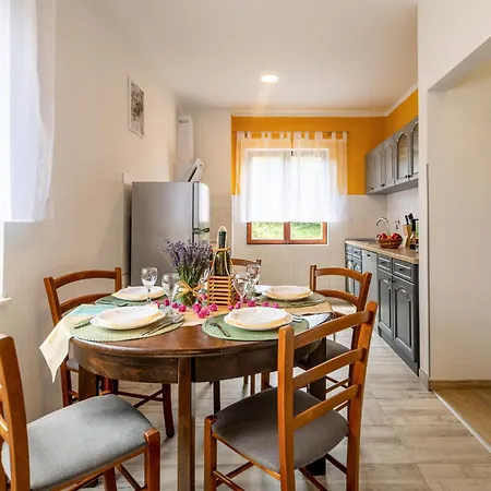 아파트 Stunning In Bresca With Wifi