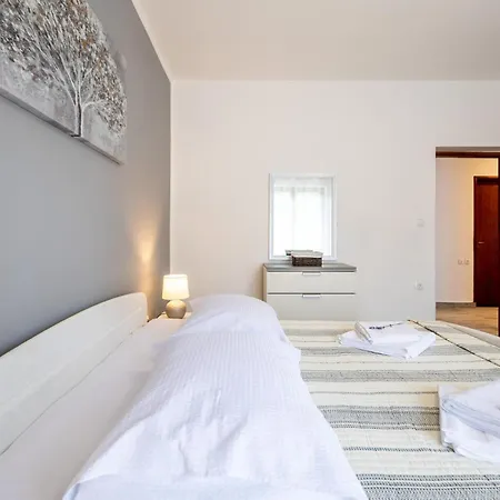 Stunning In Bresca With Wifi Breza