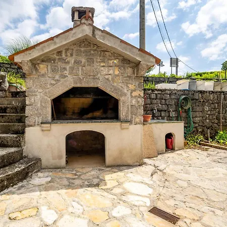 아파트 Stunning In Bresca With Wifi Breza